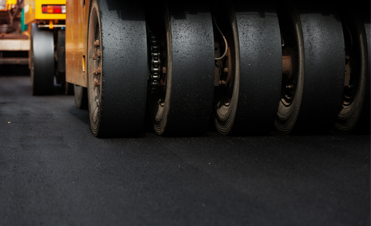 Benefits of black bitumen in road construction and waterproofing